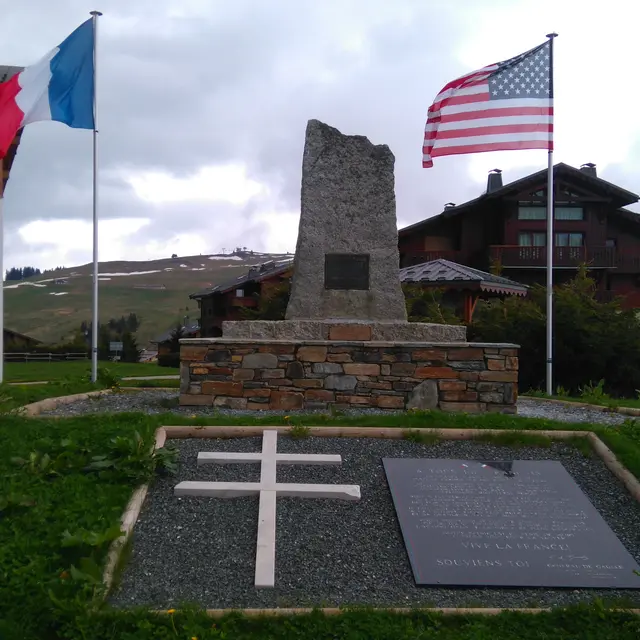 monument-commemorant-parachutage-1944