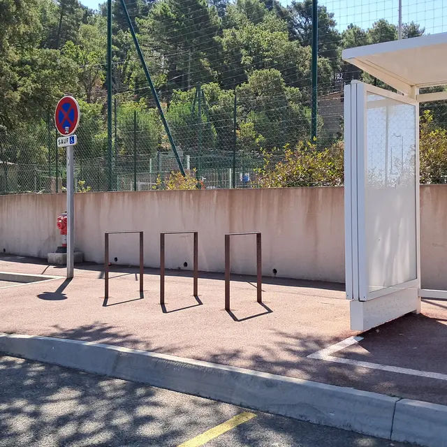 Parking à vélo – Arrêt de bus Parking du Stade_La Garde-Freinet