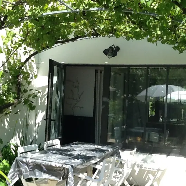 Coin repas sous tonnelle