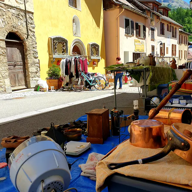 Vide-greniers dans le village d'Allos