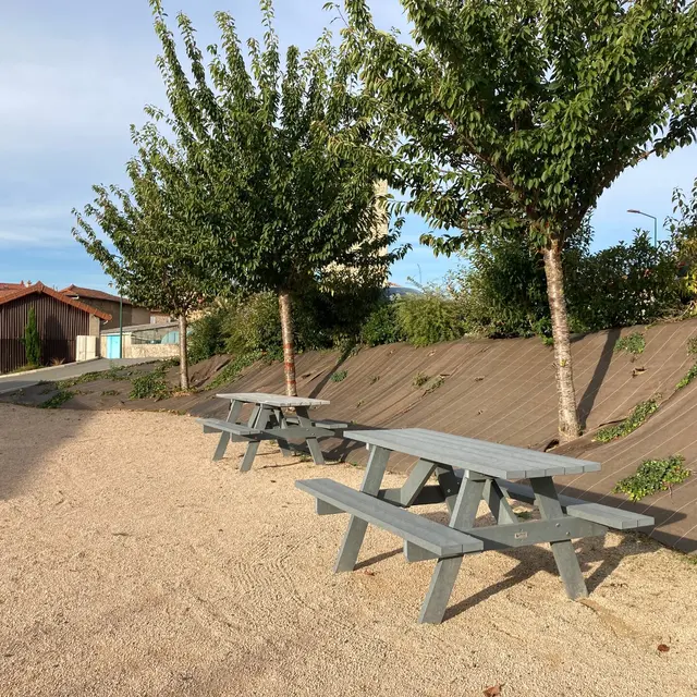 Aire de pique-nique de la halle municipale_Cottance