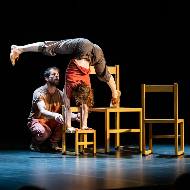 Spectacle Looking for