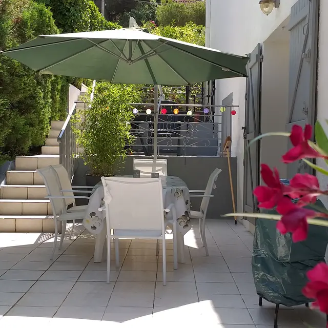 Par portillon indépendant, vous descendez les marches et arrivez sur grande terrasse menant à l'entrée de l'appartement.