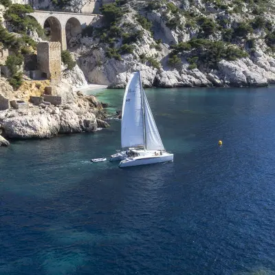 Catamaran dans la baie de Marseille. Départ l'Estaque