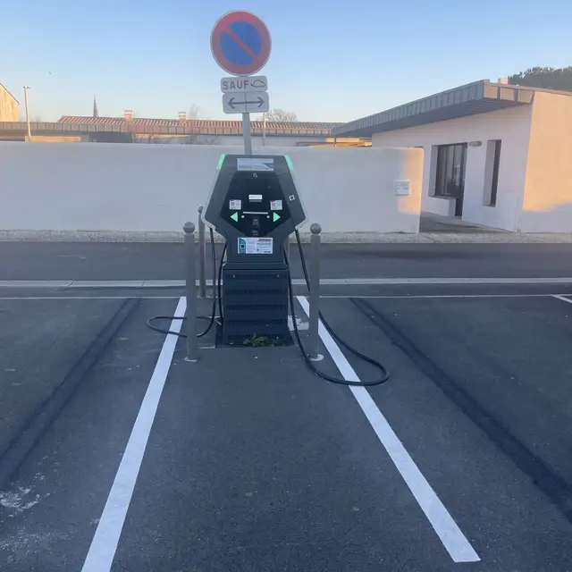 Borne de recharge pour voiture électrique à Ars-en-Ré - Rue de Graffaud