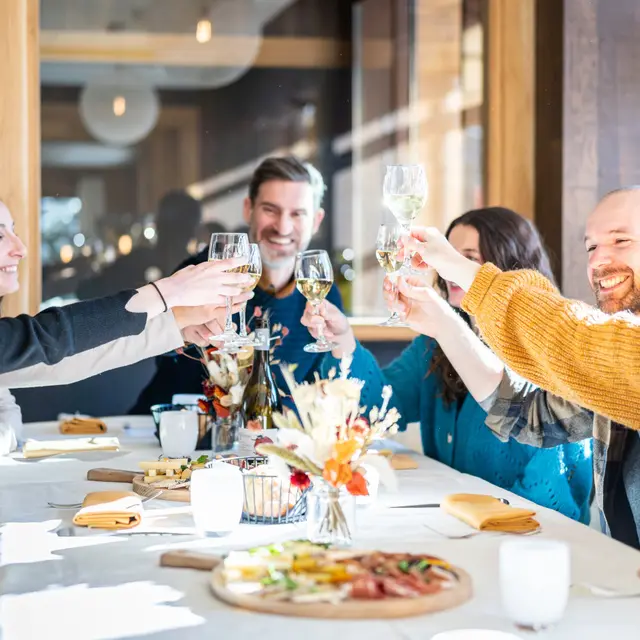Moment convivial au restaurant entre amis - Le Solstice Val d'Isère