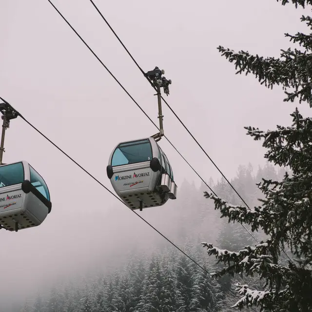 deux cabines des remontées mécaniques du Pleney