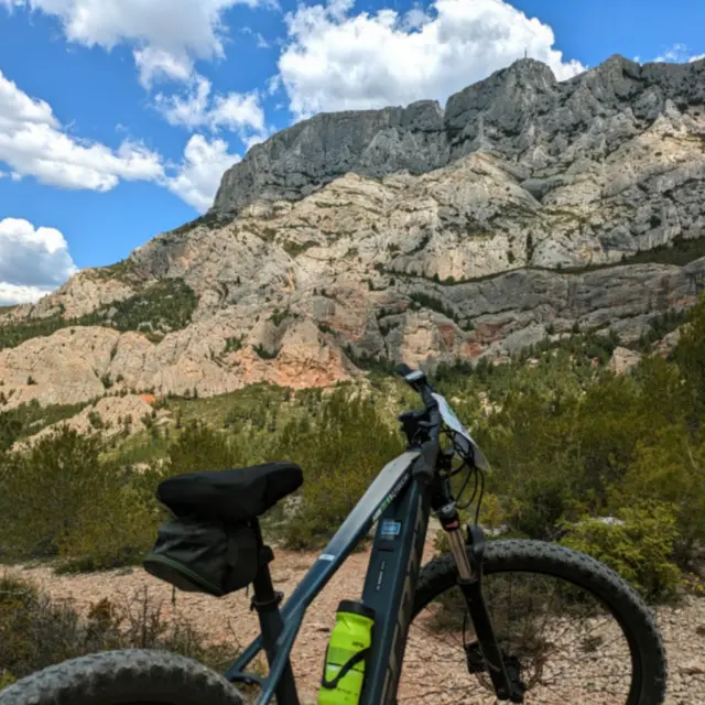Cezanne et Sainte Victoire en vélo_Aix-en-Provence
