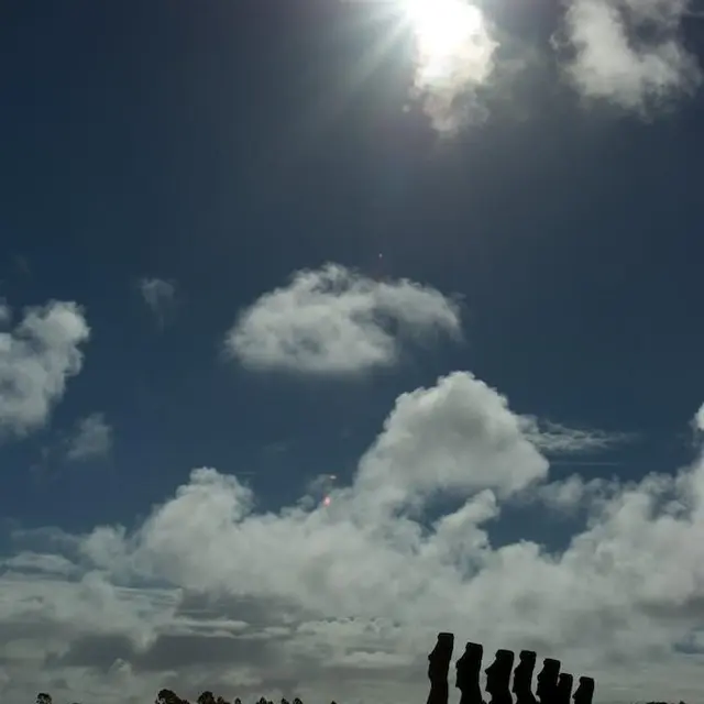 Statues Ile de Paques et éclipse