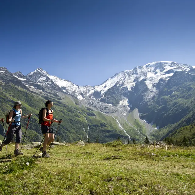Sur le plateau du Truc, devant les Dômes de Miage