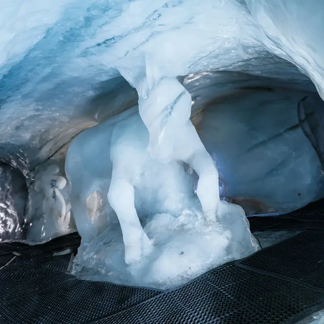 Grotte de Glace - LA GRAVE