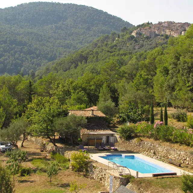 Vue d'ensemble avec le village