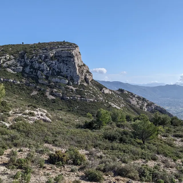 vue sur le sommet du Garlaban