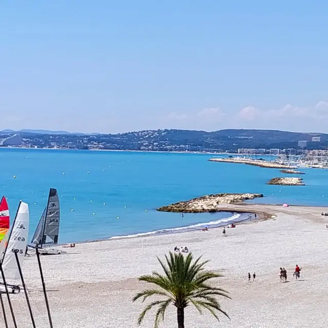 azur vap st laurent du var Vers 21h ce 16 février, un vol à main armée a eu lieu dans la galerie  commerciale de Saint-Laurent-du-Var. Une importante quantité de bijoux a  été dérobée. Il n'y a pas eu main image 1