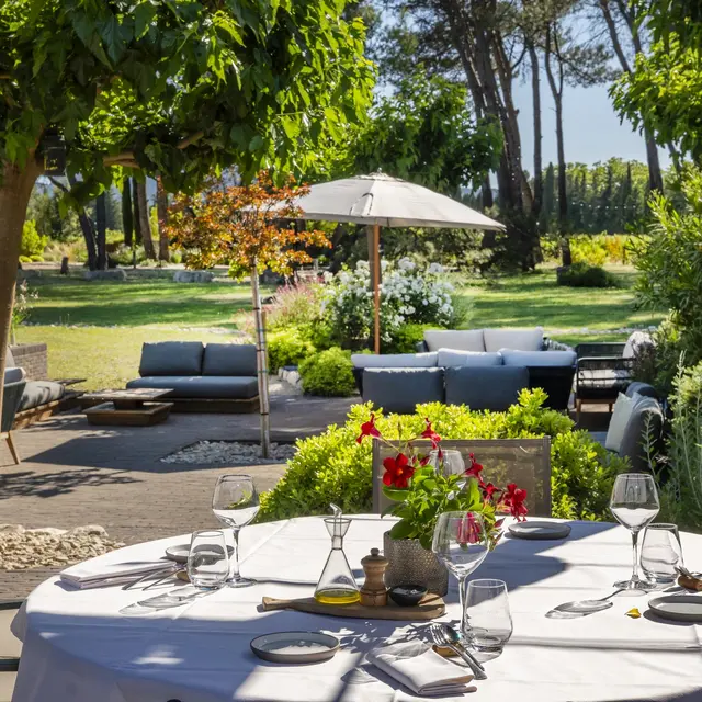 Domaine La Pierre Blanche - Le Bistrot by L'Opale Eygalières terrasse extérieure