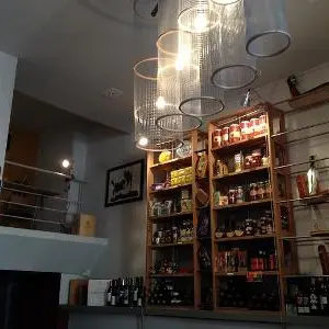 Restaurant épicerie La Cave à jambon Marseille.jpg