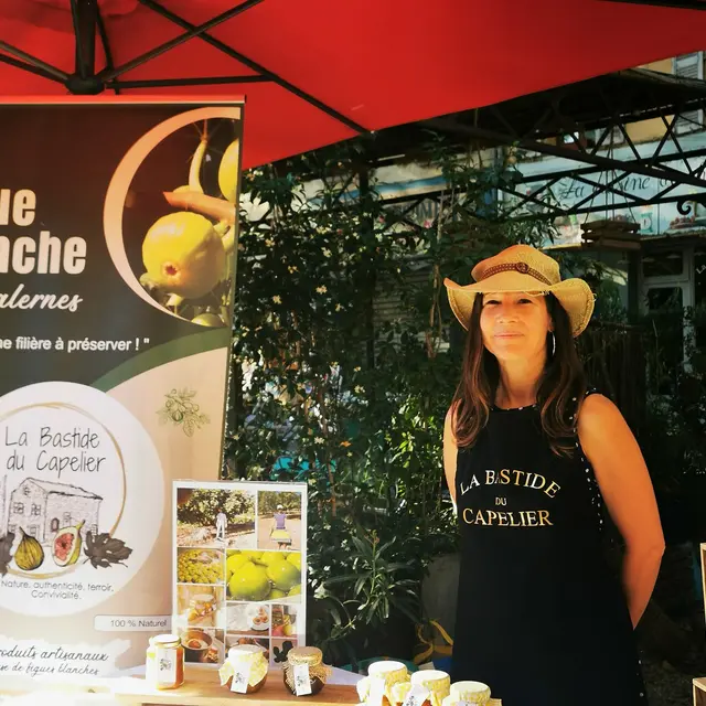Stand sur le marché hebdomadaire de Salernes