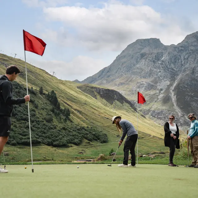 Famille qui joue au golf dans la Vallée du Manchet à Val d'Isère