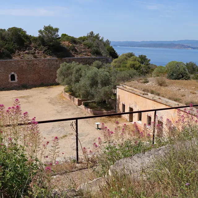 Cour du fort de l'Eminence