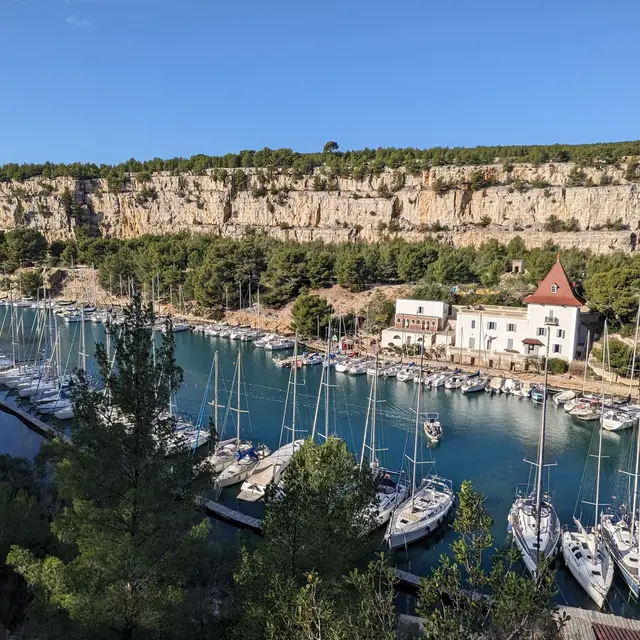 Calanque Port Miou chateau et trémie