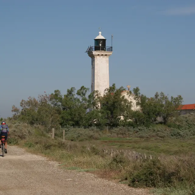 Au pied du phare depuis la digue à la mer