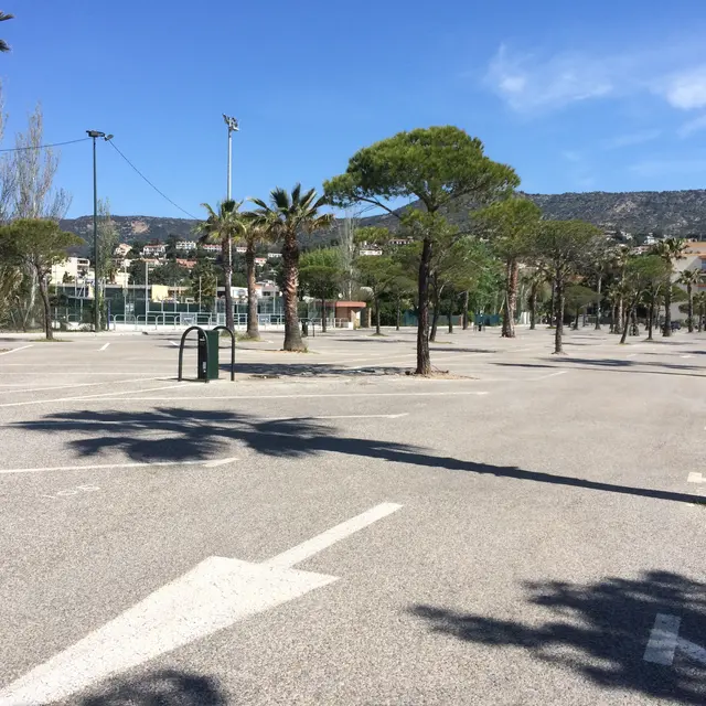 PARKING DU MARCHE - LE LAVANDOU