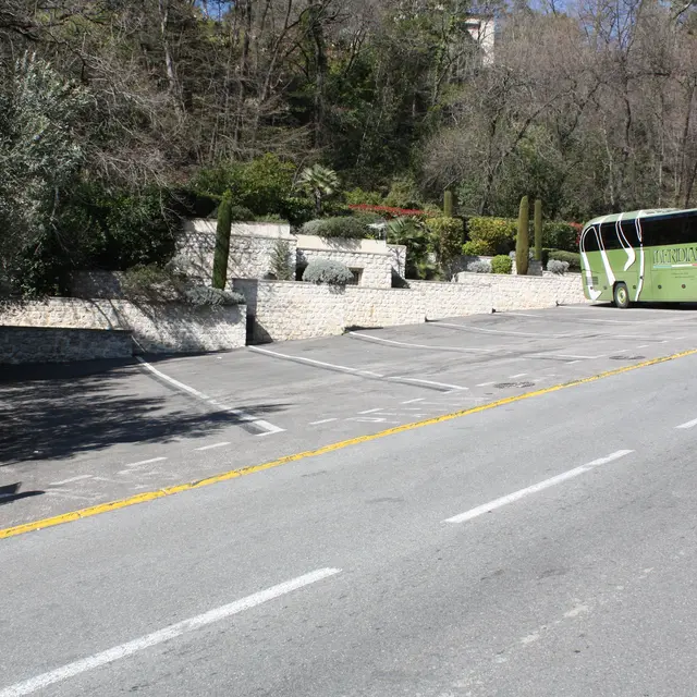 Parking réservé aux cars de tourisme