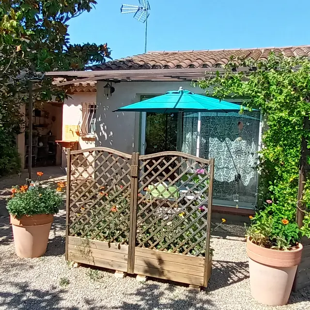 Entrée du gîte avec terrasse et tonnelle