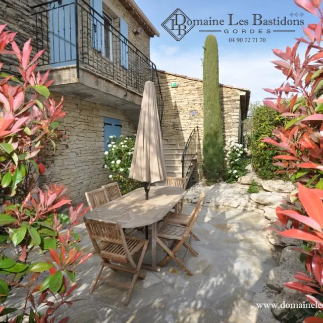 Les Oliviers : terrasse et jardin privatif