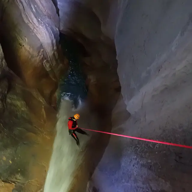Rappel dans le canyon de l'infernet
