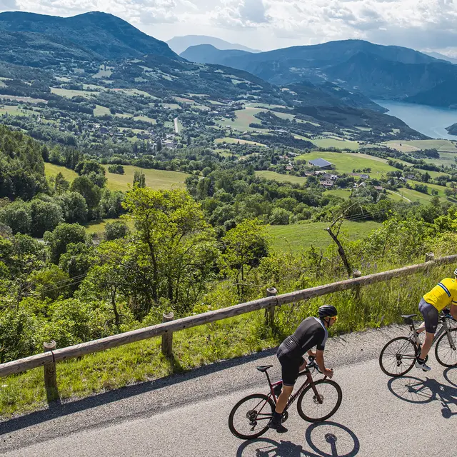 Tour du lac de Serre-Ponçon à vélo