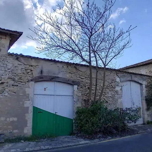 Ancienne raffinerie à sel depuis la rue de Mouillebarbe
