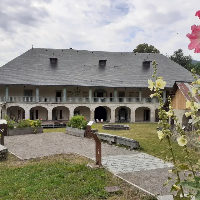 La cour de la Chartreuse d'Aillon