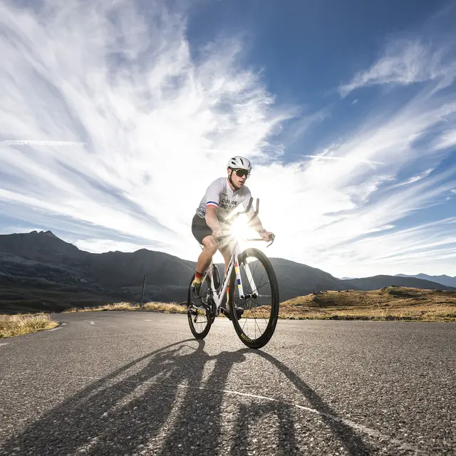 Cycliste sur le col de la Bonette