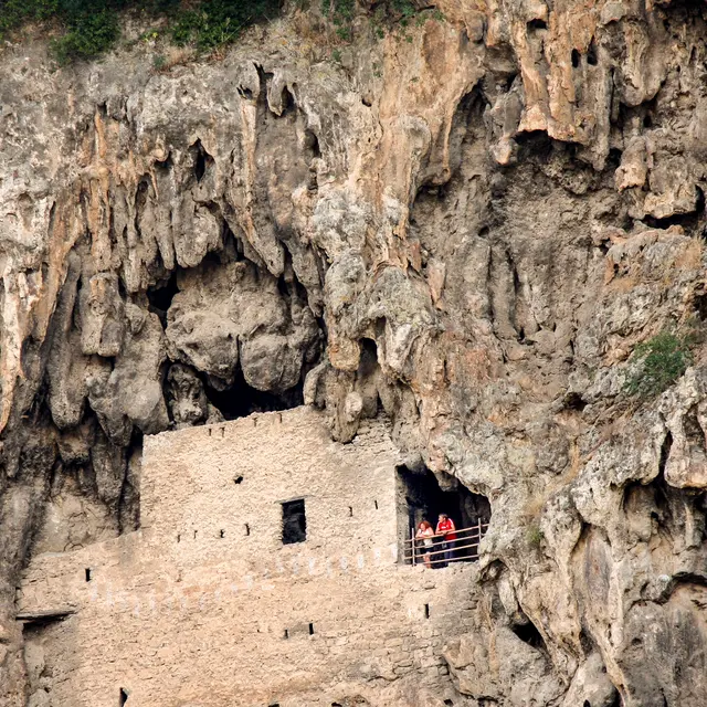 Habitats troglodytes dans le rocher de tuf - Cotignac