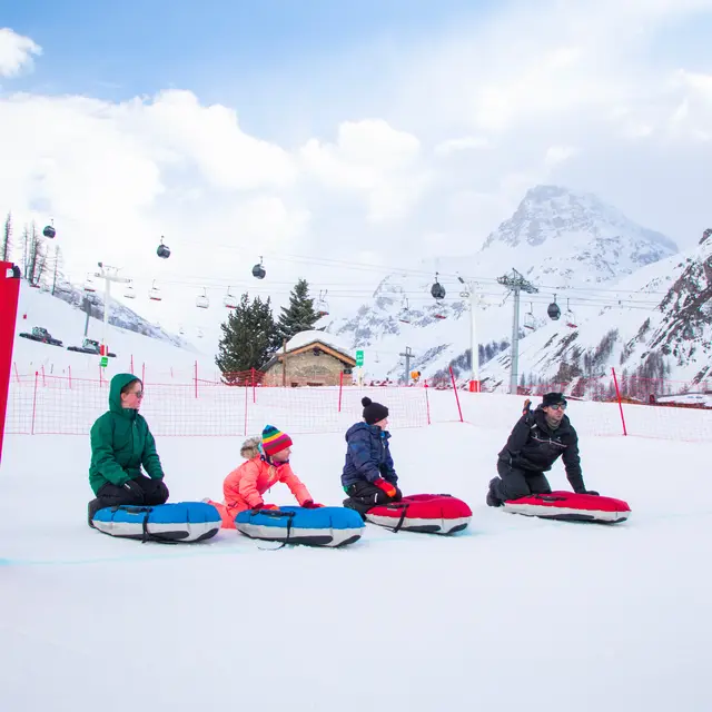 Airboard en famille à Val d'Isère en hiver sur la piste de la Savonnette