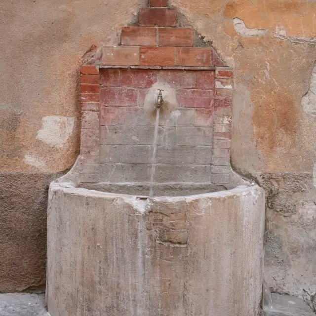 Fontaine rue des Barrins - Aups