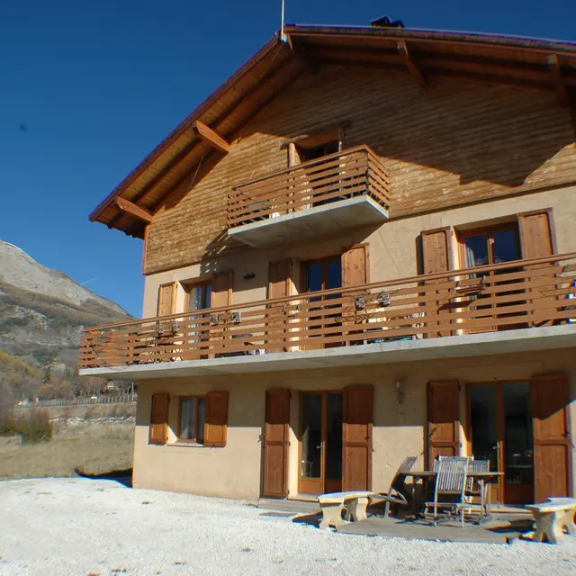 Appartement RDC Chalet montagne à louer centre village Allos