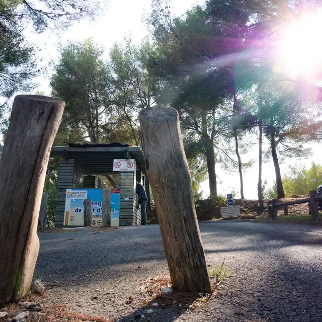 Entrée Parking Calanque de Port d'Alon