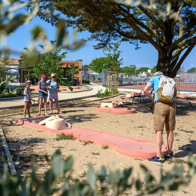 Minigolf et trampoline au Tennis et Padel des Pertuis