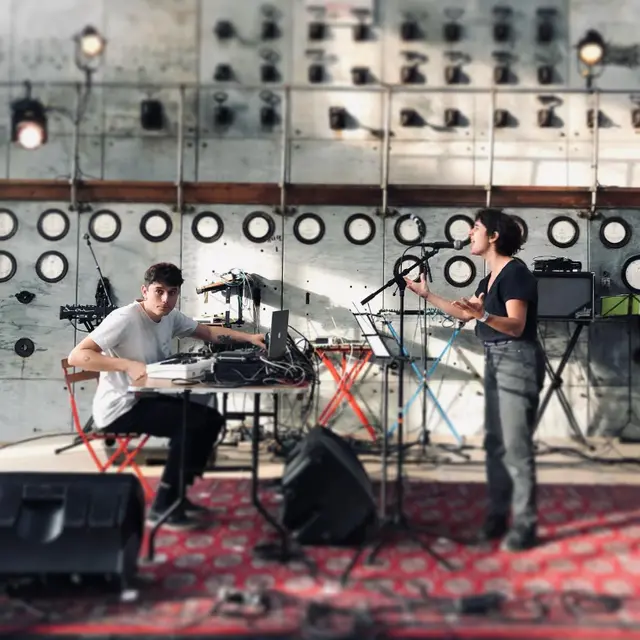 Poignée de main bien le cœur..._Arles