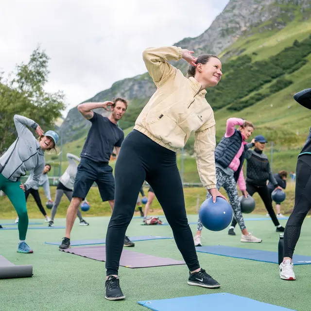 Cours de fitness dans la Vallée du Manchet à Val d'Isère en été