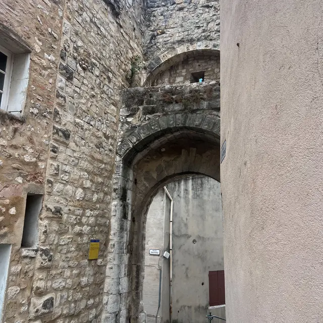 La porte Gachiou et les anciens remparts_Aubagne