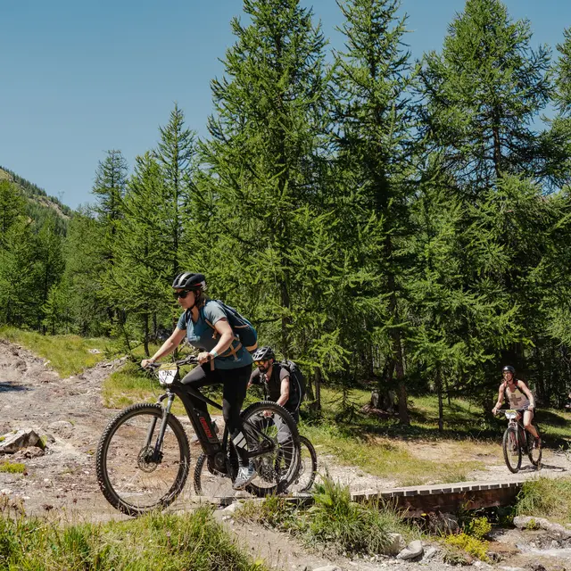 Groupe d'amis en VTT électrique aux sources à Val d'Isère en été