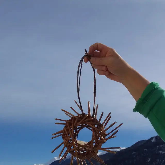 Atelier de vannerie: confection d'une mangeoire ronde pour les oiseaux_Arvieux