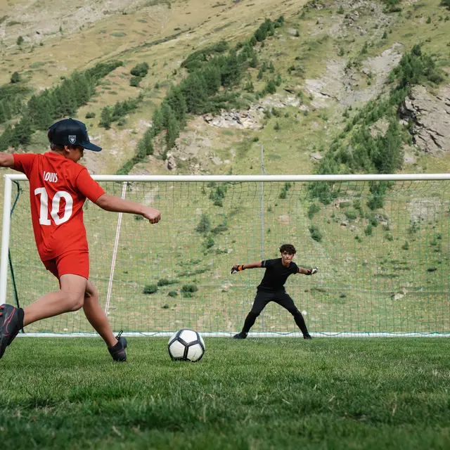 Enfants qui jouent au football dans la Vallée du Manchet à Val d'Isère