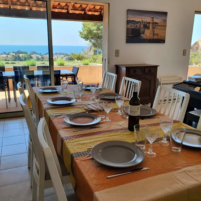 Grands espaces intérieurs et extérieurs avec vue mer