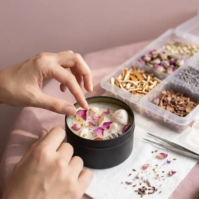Maison Hanoja : Atelier création bougie parfumée et fleurie_Grasse