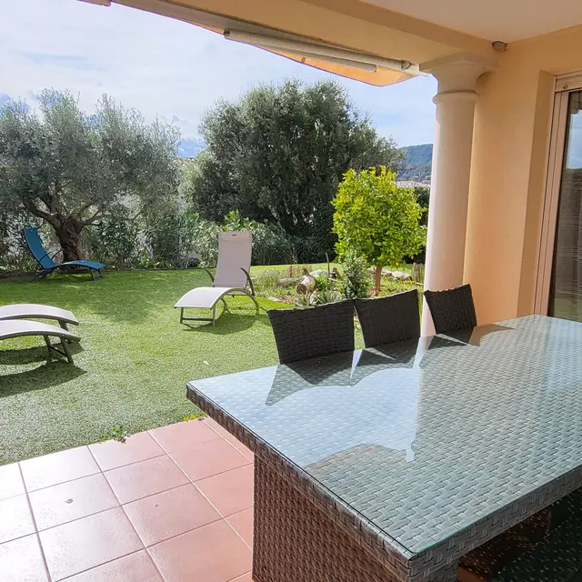 Terrasse et vue sur le jardin