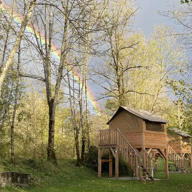 Cabanes sur pilotis au camping l'Arc en Ciel - Entre-Deux-Guiers
